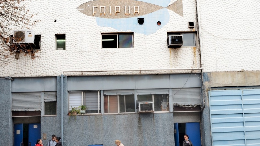 Pablo Vignali/ URUGUAY/ MONTEVIDEO/ Salida de trabajadores de Fripur por la calle Tajes.
En la foto: Fachada de Fripur. Foto: Pablo Vignali / adhocFotos
20150817; día lunes
adhocFOTOS