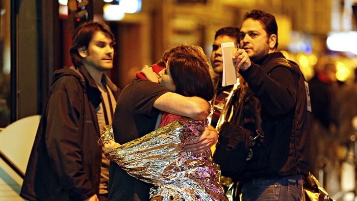 Atentados en París: Más de 120 muertos y 300 heridos en seis ataques casi simultáneos; Identificaron a uno de los atacantes
