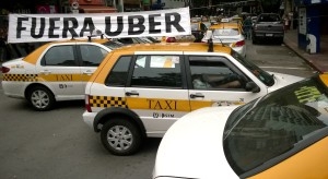 Patronal de taxistas impedirá que Uber dé cursos de capacitación a sus choferes