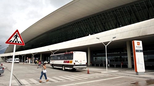  Aeropuerto de Carrasco¿Por qué un grupo de pasajeros debió bajar frente a la vieja terminal?
