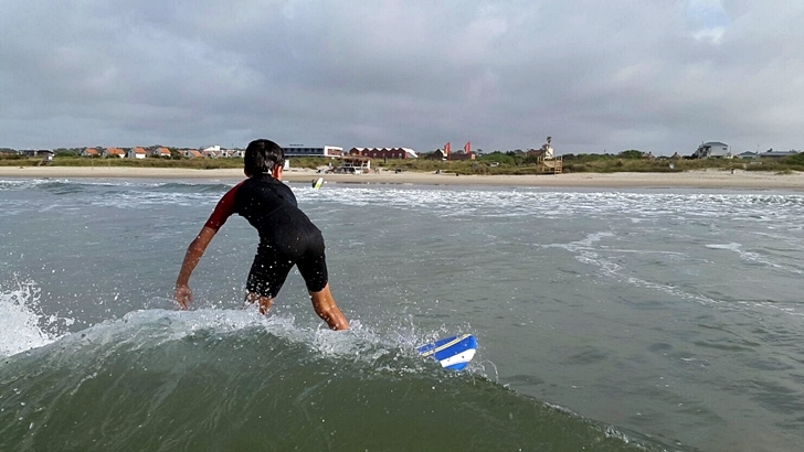  Subirse a la ola: Los encantos del surf