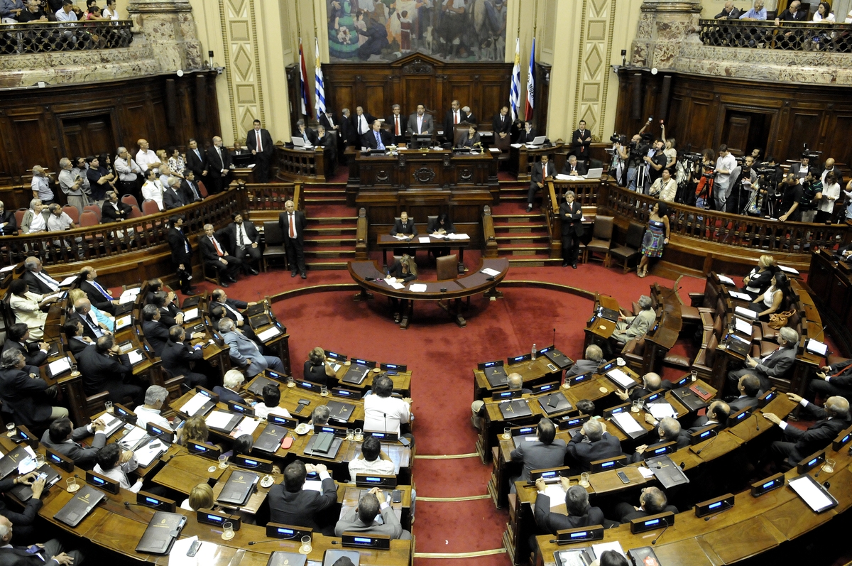  La Mesa de Politólogos: Informe revela una baja producción legislativa en 2015