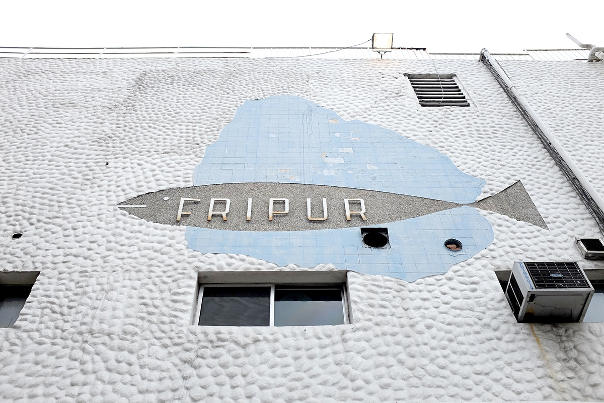 Pablo Vignali/ URUGUAY/ MONTEVIDEO/ Logo de Fripur por la calle Tajes.
En la foto: Fachada de Fripur. Foto: Pablo Vignali / adhocFotos.
20150817; día lunes
adhocFOTOS