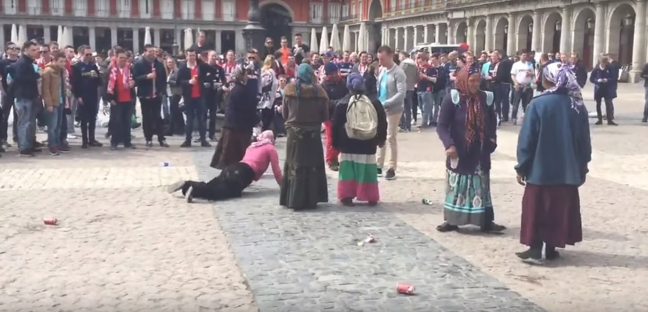  Hinchas del PSV de Holanda humillaron a gitanas en la Plaza Mayor de Madrid