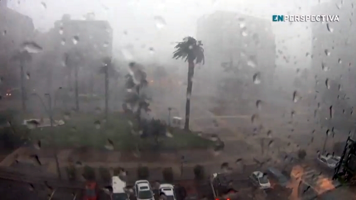  VideoLa tormenta en cámara rápida según el registro de la webcam de En Perspectiva