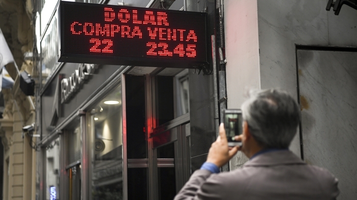  Suba del dólar en Argentina puede provocar aumento de inflación y caída del turismo en Uruguay