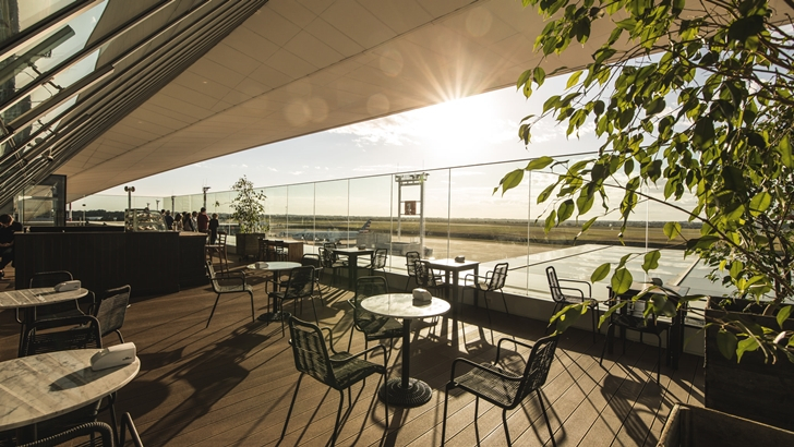  El  Aeropuerto de Carrasco  inauguró su clásica terraza con mirador hacia la pista