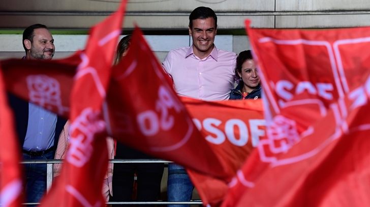  Los socialistas ganan las elecciones en España después de 11 años, pero también la ultraderecha entra al Parlamento por primera vez desde el franquismo