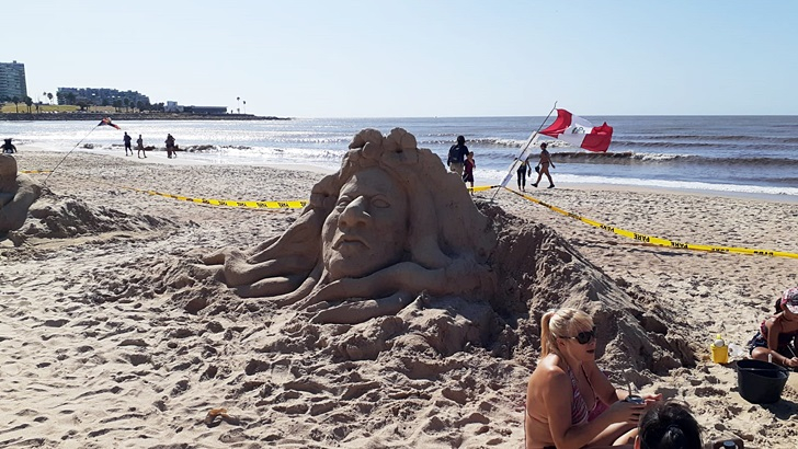  Los ojos de la radio: Se está desarrollando en la Playa Pocitos una jornada internacional de esculturas de arena