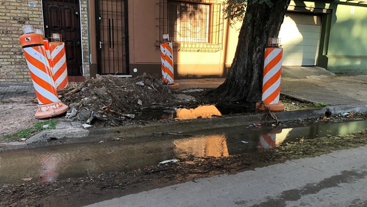  Los ojos de la radio: OSE reparó una pérdida constante de agua en la esquina de Navarra y Gadea