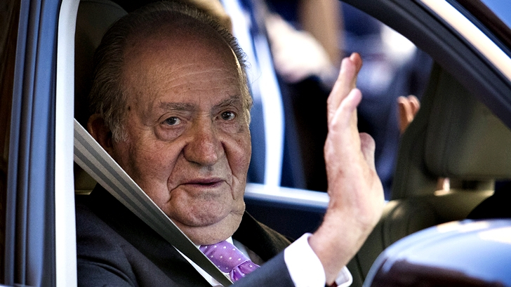 (FILES) In this file photo taken on April 01, 2018 former King Juan Carlos I of Spain waves as he leaves after attending the traditional Easter Sunday Mass of Resurrection in Palma de Mallorca. – Spain’s former king Juan Carlos, at the centre of an alleged $100-million corruption scandal, has reportedly fled to the Dominican Republic after his shock announcement he was going into exile. Daily newspaper ABC reported on August 4, 2020 that he left Spain and flew to the Dominican Republic via Portugal. (Photo by JAIME REINA / AFP)