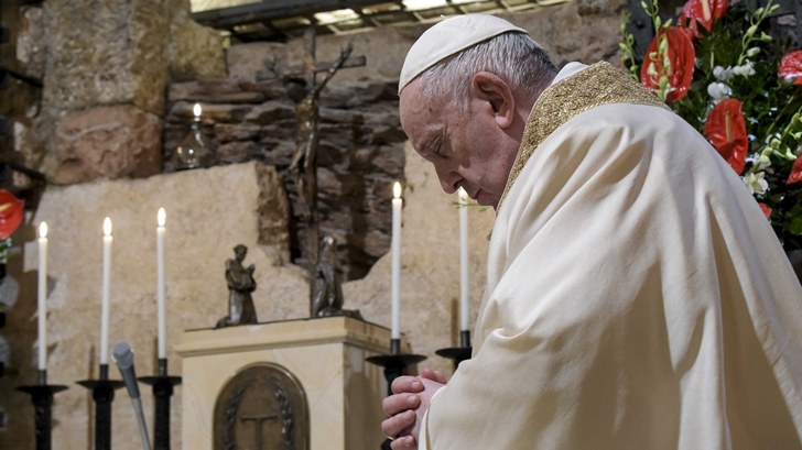 This photo taken and handout on October 3, 2020 by the Vatican Media shows Pope Francis praying as he celebrates mass at the tomb of St. Francis in Assisi prior to signing a new encyclical on human fraternity titled «Fratelli Tutti». (Photo by Handout / VATICAN MEDIA / AFP) / RESTRICTED TO EDITORIAL USE – MANDATORY CREDIT «AFP PHOTO /VATICAN MEDIA / HANDOUT » – NO MARKETING – NO ADVERTISING CAMPAIGNS – DISTRIBUTED AS A SERVICE TO CLIENTS