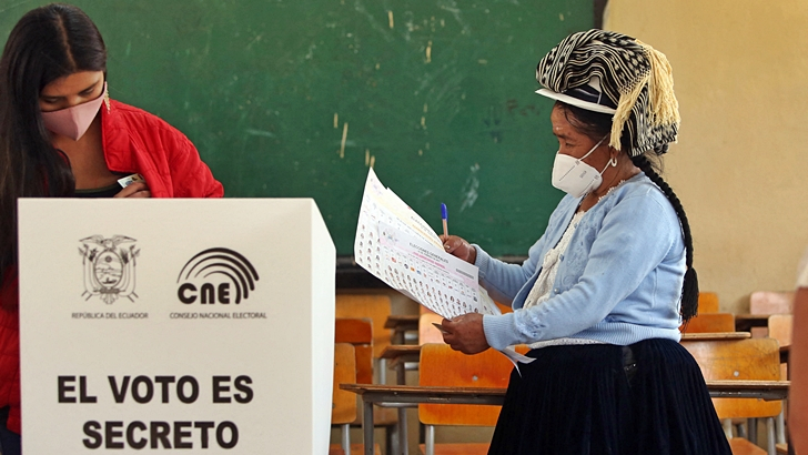  Elecciones en Ecuador: Resultados primarios inconclusos y desafíos para el próximo presidente