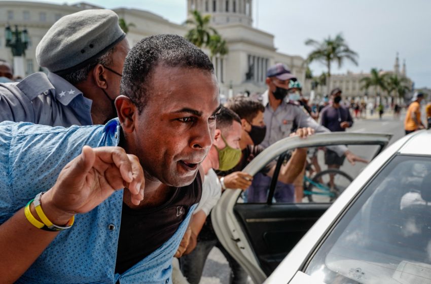  Cuba vive las protestas callejeras más masivas en décadas: «Nadie podía prever lo del domingo» pero «hace meses notábamos que la gente no podía más; que estaba harta»