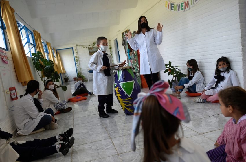  ANEP confirma culminación de clases en escuelas el 23 de diciembre pese a las críticas de la Federación Uruguaya de Magisterio. Debate entre Gabriela Arbeleche (FUM-TEP) y Juan Gabito (ANEP)