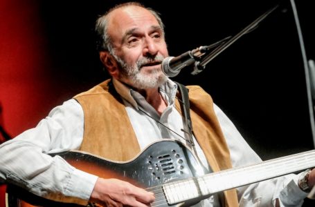 20140425/ Javier Calvelo – adhocFOTOS/ URUGUAY/ MONTEVIDEO/ Sala Zitarrosa/  “primer festival acústico de Montevideo”, como sus organizadores están publicitando a “El Acusticazo” – un evento que combina el rock, el candombe, la murga y el blues en un contexto completamente acústico.
Participo Gastón “Dino” Ciarlo fundó “Los Gatos” en la década del sesenta. Es el compositor de “Milonga de Pelo Largo”, y uno de los exponentes más característicos del candombe beat. 
En la foto:  Gastón “Dino” Ciarlo en el el “primer festival acústico de Montevideo” en  Sala Zitarrosa.  Foto: Javier Calvelo / adhocFOTOS