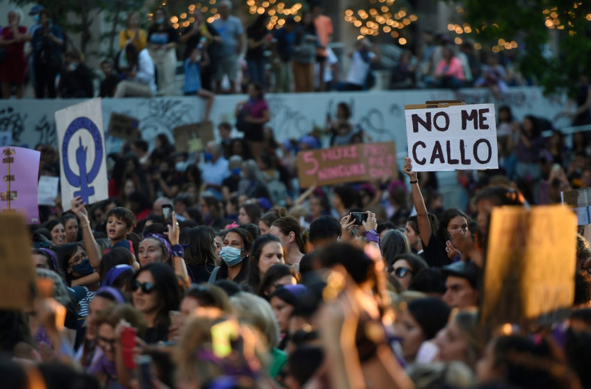  Miles de mujeres marcharon por el 8M sin distintivos vinculados con el referéndum