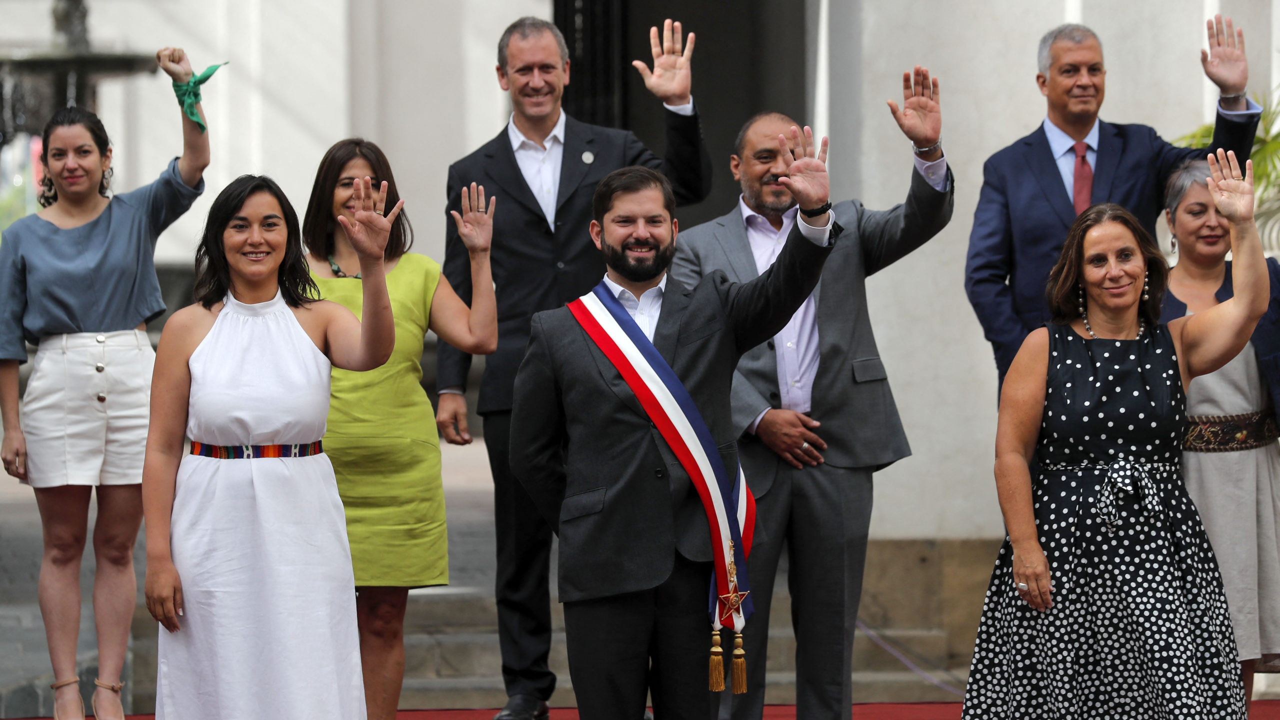 Chilean President Gabriel Boric (C) poses with his state ministers for a family picture at La Moneda presidential palace in Santiago, on March 12, 2022. – Leftist ex-student activist Gabriel Boric was sworn in Friday as Chile’s youngest-ever president and hailed the country’s Marxist former leader Salvador Allende in his inaugural address to the nation. (Photo by JAVIER TORRES / AFP)