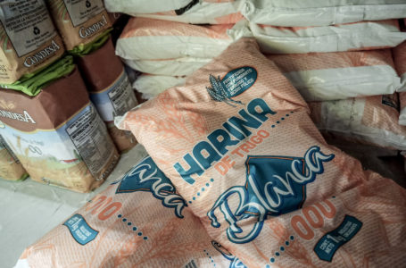 20220310/ Javier Calvelo – adhocFOTOS/ URUGUAY/ MONTEVIDEO/ Panaderos prevén suba de 20% en la harina por el aumento del precio del trigo y piden apoyo al gobierno para no aumentar los precios.
En la foto:   Gondola de harina de trigo en un supermercado de Montevideo. Foto: Javier Calvelo/ adhocFOTOS