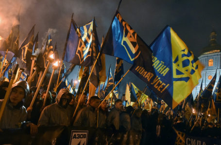 (FILES) In this file photograph taken on October 14, 2016, members of «Azov» civil corps and veterans of «Azov» regiment of the National Guard of Ukraine and volunteers march with torches to celebrate the Defender of Ukraine Day and the creation of the paramilitary partisan movement Ukrainian Insurgent Army (UPA), aimed at fighting for independence against Polish, Soviet and German forces in western Ukraine during a rally in Kyiv. – Neo-Nazi militia for some, Ukrainian heroes for others: the Azov regiment, entrenched in the besieged Mariupol, is at the heart of a propaganda war between Kiev and Russia, one of whose declared war aims is the «denazification» of Ukraine. Pro-Russian social networks – starting with the Twitter accounts of the Russian embassies in Paris and London – are abuzz with accounts and comments on the supposed atrocities of this regiment, presented as «fascist» or «Nazi». (Photo by GENYA SAVILOV / AFP)