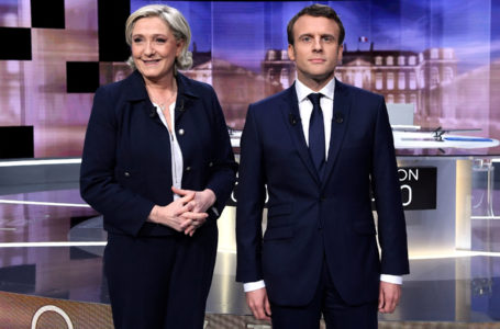 (FILES) In this file photo taken on May 3, 2017 French presidential election candidate for the far-right Front National (FN) party, Marine Le Pen (L) and French presidential election candidate for the En Marche ! movement, Emmanuel Macron pose prior to the start of a live brodcast face-to-face televised debate on French public national television channel France 2, and French private channel TF1 in La Plaine-Saint-Denis, north of Paris, as part of the second round election campaign. – French President and La Republique en Marche (LREM) party candidate for re-election Emmanuel Macron will go head-to-head with French far-right party Rassemblement National (RN) presidential candidate Marine Le Pen late on April 20, 2022 in their only direct clash ahead of April 24’s second-round vote, an encounter set to be watched by millions of French people. (Photo by Eric Feferberg / POOL / AFP)