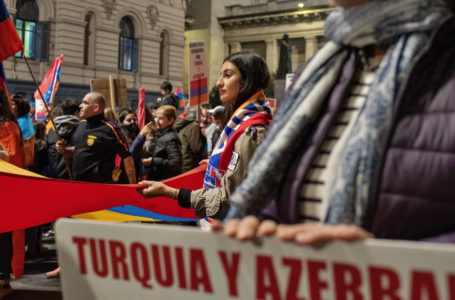 20220422 / URUGUAY / MONTEVIDEO /       Marcha de la colectividad armenia en el 107 aniversario del genocidio armenio por Av. 18 de julio. Foto: Ricardo Antúnez / adhocFOTOS
