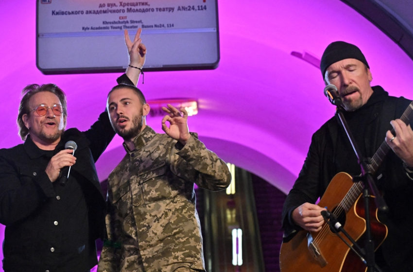  La Música del Día: Bono da un concierto en el metro de Kiev