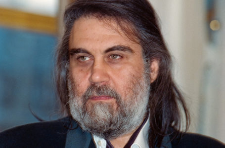 A picture taken on October 20, 1992 shows Greek musician and composer Vangelis Papathanassiou, known as Vangelis, posing at the French Culture Ministry after receiving a decoration. – Vangelis, the Greek composer of soundtracks for «Blade Runner» and «Chariots of Fire» has died aged 79, Prime Minister Kyriakos Mitsotakis said on May 19, 2022. «Vangelis Papathanassiou is no longer with us,» the prime minister tweeted. «The world of music has lost the international (artist) Vangelis.» (Photo by Georges BENDRIHEM / AFP)