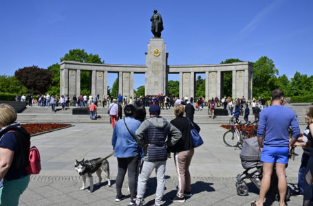 People gather at the Soviet War Memorial in Tiergarten in Berlin on May 8, 2022 after official commemorations to mark the 77th anniversary of the 1945 victory against Nazi Germany. (Photo by John MACDOUGALL / AFP)