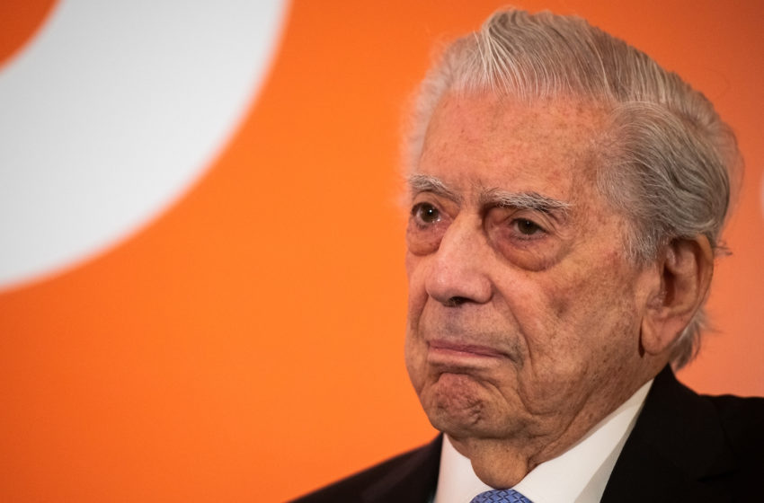  Vargas Llosa recibió el título Doctor Honoris Causa de la Udelar