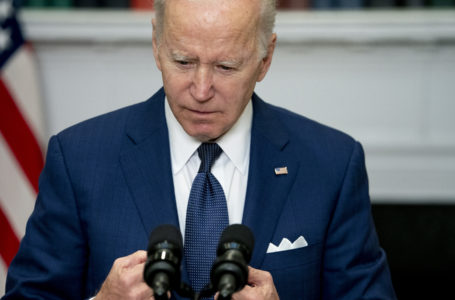 US President Joe Biden delivers remarks in the Roosevelt Room of the White House in Washington, DC, on May 24, 2022, after a gunman shot dead 18 young children at an elementary school in Texas. – US President Joe Biden on Tuesday called for Americans to stand up against the country’s powerful pro-gun lobby after a gunman shot dead 18 young children at an elementary school in Texas.
«When, in God’s name, are we going to stand up to the gun lobby,» he said in an address from the White House.
«It’s time to turn this pain into action for every parent, for every citizen of this country. We have to make it clear to every elected official in this country: it’s time to act.» (Photo by Stefani Reynolds / AFP)