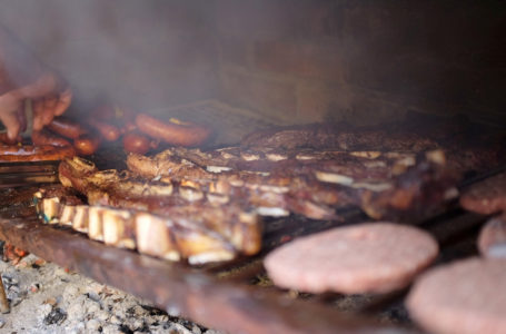 20150919/Canelones – Uruguay/Foto de stock. Parrilla con carne asada, chorizos y hamburguesas.

Foto: Pablo Vignali / adhocFOTOS