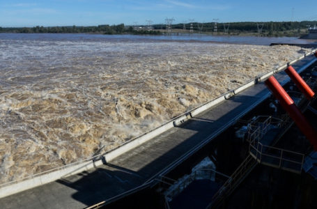 Santiago Mazzarovich/ URUGUAY/ SALTO. En el litoral del país se han desarrollado inundaciones producto de los afluentes de agua que bajan por el río Uruguay debido a fuertes lluvias en Brasil, fundamentalmente en el sur de ese país.
En Uruguay, cerca de 1500 personas fueron evacuadas en los departamentos de Paysandú, Salto, Durazno y Canelones.
En el caso de Salto, el río Uruguay alcanzó los 14,20 mts. mientras que  la cota de seguridad es de 12 mts. Hasta la fecha hubo 469 desplazados, de los cuales 113 fueron evacuados y 136 autoevacuados. Afluentes de lluvia en la represa de Salto Grande . Foto: Santiago Mazzarovich/adhocFotos

20140709 día Martes.
Santiago Mazzarovich/adhocFotos