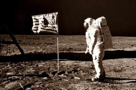 IN SPACE – JULY 01:  APOLLO XI – First manned mission to succesfully land on the moon. Launched July 16,1969 – On a windless plain Aldrin saluted the AMerican flag, stiffened with wire so it would «wave»  (Photo by NASA/The LIFE Picture Collection via Getty Images/Getty Images)