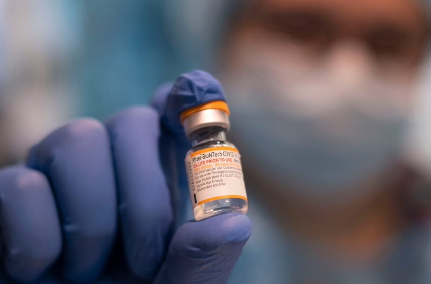  «No es cierto que la vacuna contra covid-19 esté aún en fase experimental», aclaró la viróloga Adriana Delfraro. «Acá no tuvimos efectos graves en niños inoculados», agregó