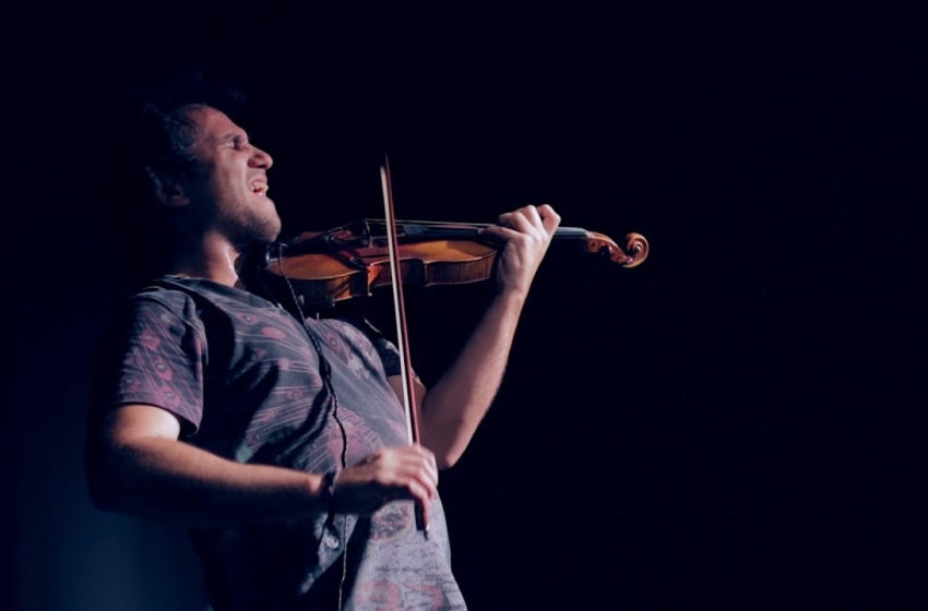  Federico Nathan, el violinista uruguayo que propone con el espectáculo AllOne «algo totalmente libre y totalmente solo»