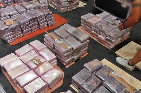 This undated handout photo released by the French customs (Douanes francaise) on August 12, 2022, shows bricks of cocaine laid out, after French customs seized of 528 kg of cocaine in the port of Marseille on August 9. – French customs in Marseille on August 9, 2022, seized 528 kg of cocaine, discovered hidden in furniture and other equipment in a moving container arriving from Martinique. (Photo by Douanes Francaises / AFP) / RESTRICTED TO EDITORIAL USE – MANDATORY CREDIT «AFP PHOTO / FRENCH CUSTOMS» – NO MARKETING – NO ADVERTISING CAMPAIGNS – DISTRIBUTED AS A SERVICE TO CLIENTS