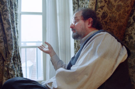 Portrait taken on February 16, 1996 in Paris shows British writer Salman Rushdie. – Rushdie is in Paris for a few days during which he will be a guest on the literary TV programm «Bouillon de Culture» to promote his last book «The Moor’s Last Sigh». (Photo by Joel ROBINE / AFP)