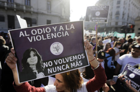 A woman holds a sign that reads «To hatred and violence we’ll never return» during a demonstration in support of Argentine Vice President Cristina Fernandez de Kirchner at Plaza de Mayo square in Buenos Aires, on September 2, 2022. – Messages of shock and solidarity poured in from around the world Friday after a man tried to shoot Argentine Vice President Cristina Kirchner in an attack captured on video.
Political and labor unions at home called for mass demonstrations countrywide to denounce Thursday’s assault against Kircher, who survived because the handgun aimed at her face from very close range failed to go off. (Photo by Emiliano Lasalvia / AFP)