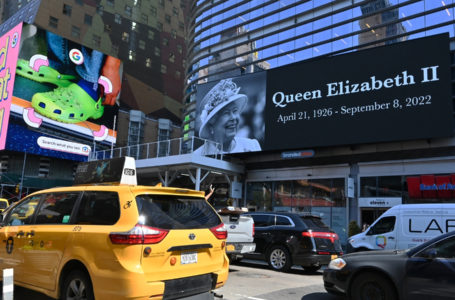 A photo of Queen Elizabeth II is featured on the Jumbotron screens around New York Citys Port Authority Bus Station on September 9, 2022. – Queen Elizabeth II, the longest-serving monarch in British history and an icon instantly recognisable to billions of people around the world, died at her Scottish Highland retreat on September 8, at the age of 96. (Photo by Andrea RENAULT / AFP)
