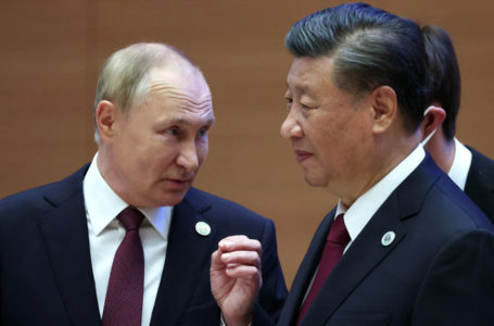 Russian President Vladimir Putin speaks to China’s President Xi Jinping during the Shanghai Cooperation Organisation (SCO) leaders’ summit in Samarkand on September 16, 2022. (Photo by Sergei BOBYLYOV / SPUTNIK / AFP)