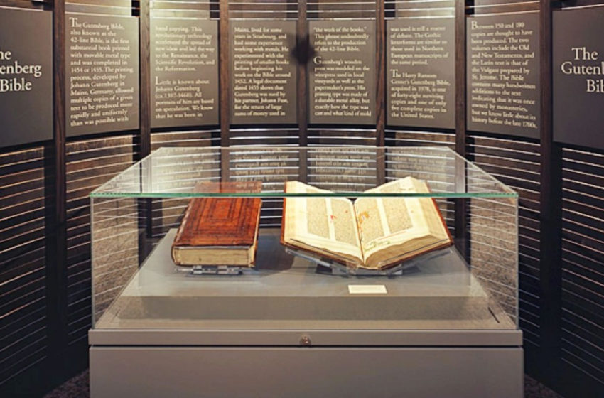  Frente a la Biblia de Gutenberg