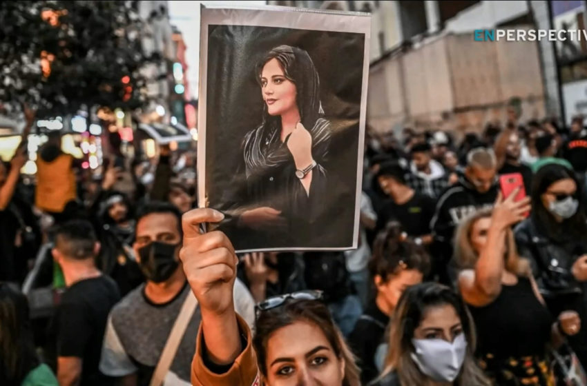 Irán: Miles protestan por la muerte de una mujer detenida por mal uso del velo islámico