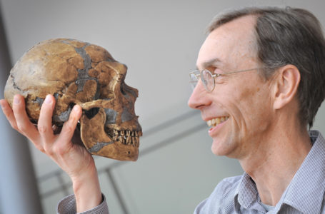 This undated handout picture released by Max-Planck-Institute for Evolutionary Anthropology shows Swedish paleogeneticist Svante Paabo posing in Leipzig. – Swedish paleogeneticist Svante Paabo, who sequenced the genome of the Neanderthal and discovered the previously unknown hominin Denisova, won on October 3, 2022 the Nobel Medicine Prize. (Photo by Frank Vinken / digital / AFP) / RESTRICTED TO EDITORIAL USE – MANDATORY CREDIT «AFP PHOTO /Frank VINKEN/ Max Planck Institute for Evolutionary Anthropology» – NO MARKETING – NO ADVERTISING CAMPAIGNS – DISTRIBUTED AS A SERVICE TO CLIENTS