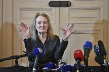 French author Annie Ernaux reacts during a press conference after she won the 2022 Nobel Literature Prize, at the Gallimard headquarters in Paris on October 6, 2022. (Photo by JULIEN DE ROSA / AFP)