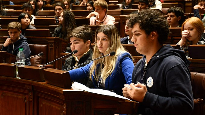  ¿Voto obligatorio en Uruguay? Liceales replican en la radio el debate que cerró el Torneo Nacional organizado por la ANEP