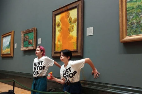A handout picture from the Just Stop Oil climate campaign group shows activists with their hands glued to the wall under Vincent van Gogh’s «Sunflowers» after throwing tomato soup on the painting at the National Gallery in central London on October 14, 2022. – London’s Metropolitan Police said its officers arrested two protesters from the Just Stop Oil group for criminal damage and aggravated trespass after they «threw a substance over a painting» at the gallery on Trafalgar Square. (Photo by Handout / Just Stop Oil / AFP) / RESTRICTED TO EDITORIAL USE – MANDATORY CREDIT «AFP PHOTO /  JUST STOP OIL » – NO MARKETING – NO ADVERTISING CAMPAIGNS – DISTRIBUTED AS A SERVICE TO CLIENTS