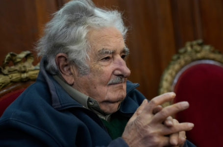 20220629/ Daniel Rodriguez – adhocFOTOS/ URUGUAY/ MONTEVIDEO/ UDELAR/ José Mujica, recibe el título de Doctor Honoris Causa de la Universidad Nacional de Río Cuarto (UNRC) en el paraninfo de la UDELAR en Montevideo. 
En la foto: José Mujica, recibe el título de Doctor Honoris Causa de la Universidad Nacional de Río Cuarto (UNRC) en el paraninfo de la UDELAR en Montevideo. Foto: Daniel Rodriguez /adhocFOTOS