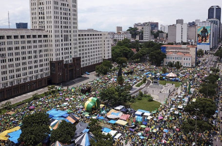 Aerial view of supporters of Brazilian President Jair Bolsonaro during a demonstration to ask for federal intervention in front of the central Duque de Caxias garrison in Rio de Janeiro, Brazil, taken on November 15, 2022. – Hundreds of «Bolsonaristas» are demonstrating in front of Army commands in the main cities of Brazil to ask for military intervention to protest against the victory of the leftist Lula da Silva at the polls. (Photo by Florian PLAUCHEUR / AFP)