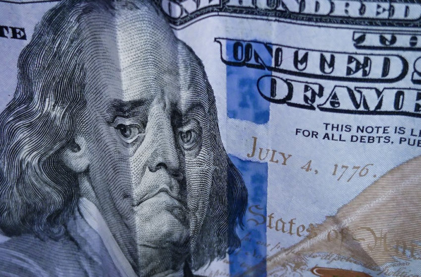  Exportadores cuestionan al gobierno por la baja del dólar